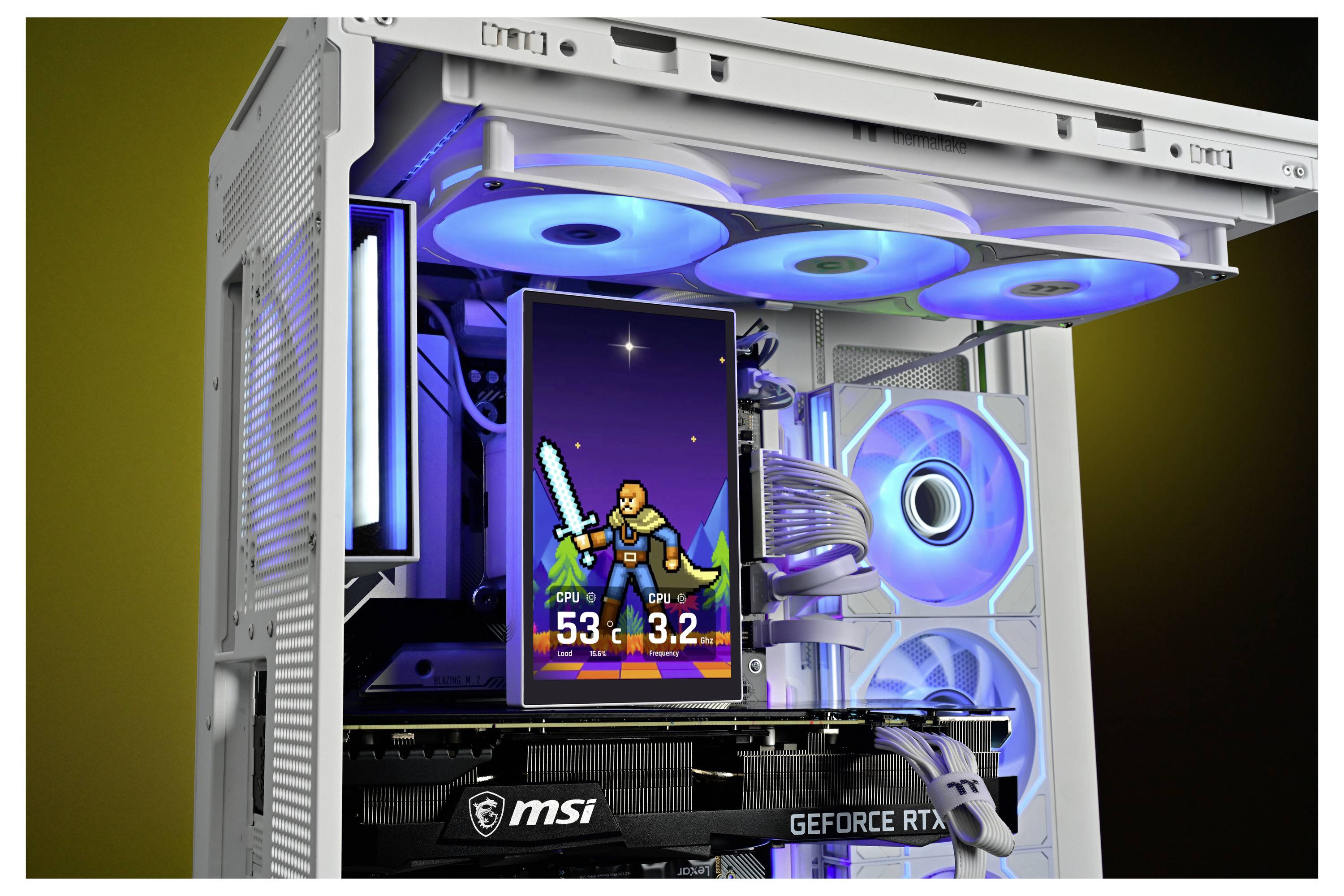 Boîtier de PC blanc ouvert avec des ventilateurs éclairés en bleu, une carte graphique MSI GeForce RTX, et un écran vertical affichant un personnage de jeu avec les statistiques du processeur et du GPU.