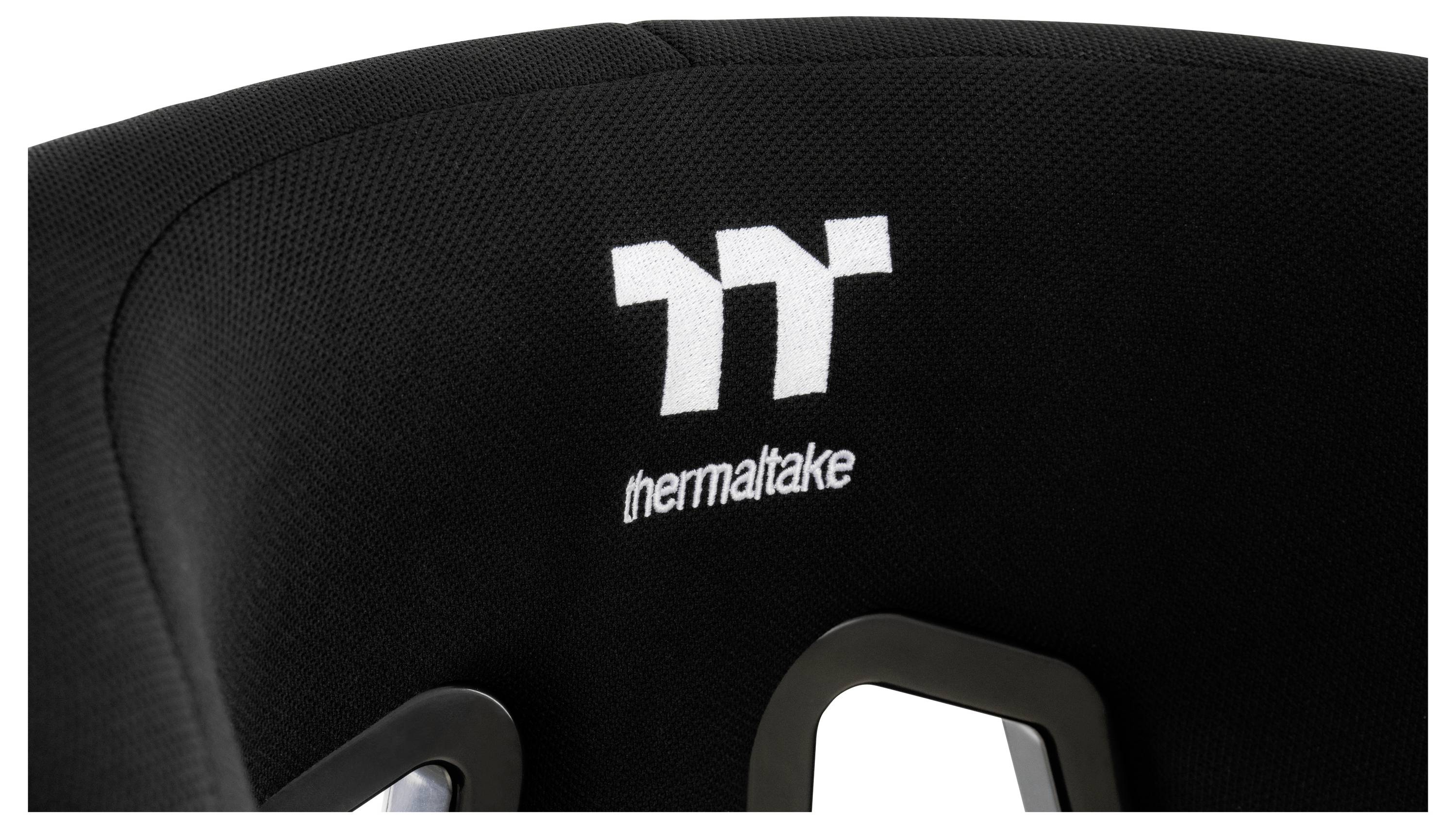 Gros plan du dossier d'une chaise noire Thermaltake avec le logo blanc « TT thermaltake ».