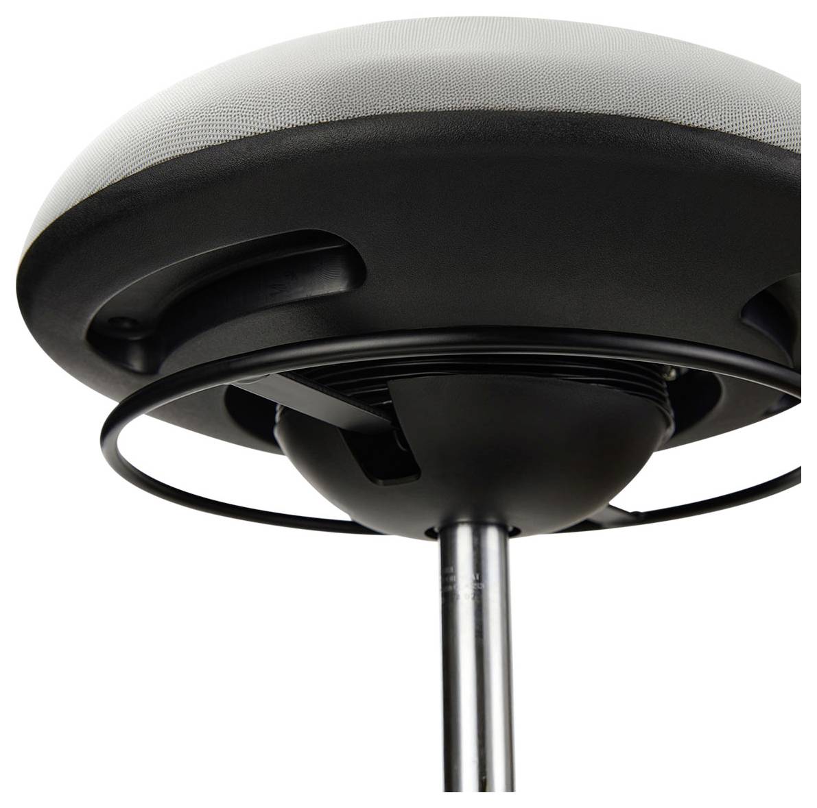Gros plan d'un siège de tabouret moderne noir et argent, vu de dessous, avec un poteau de support métallique central et un repose-pied circulaire.