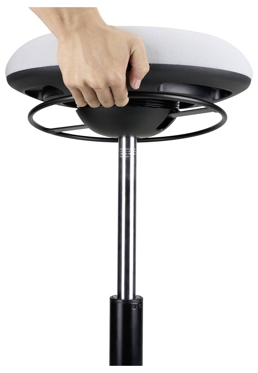 Main serrant le dessous d'un siège de tabouret réglable moderne, montrant le mécanisme d'ajustement de la hauteur et le poteau central.