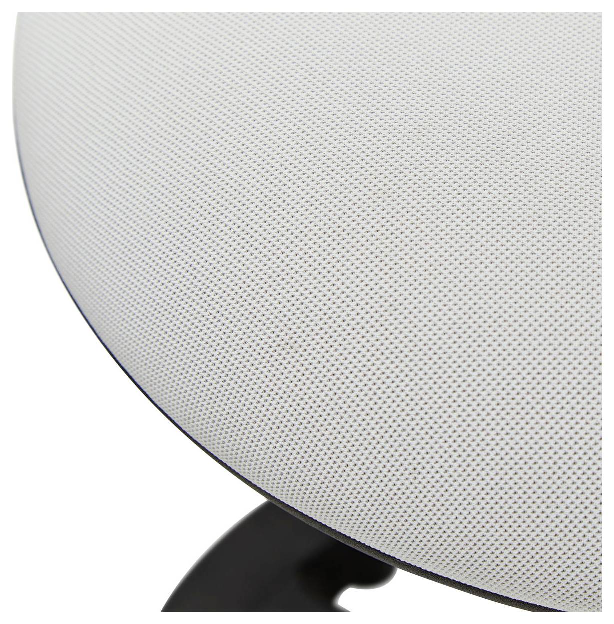 Gros plan d'une grille de haut-parleur ronde et blanche perforée sur une base noire, probablement un haut-parleur intelligent ou un appareil audio.