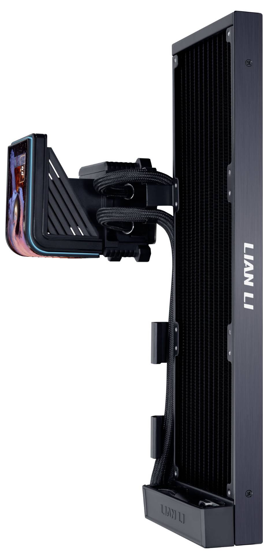 Gros plan d'un refroidisseur à liquide Lian Li pour ordinateur avec un radiateur et un ventilateur RGB attaché, présenté sur un fond blanc.