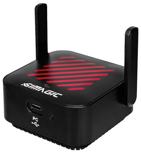 Boîtier d'adaptateur sans fil Black Magic avec deux antennes, motif de dessus en forme de grille rouge, et port USB-C étiqueté « PC ».