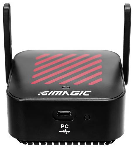 Appareil SIMAGIC noir avec deux antennes verticales, haut à rayures rouges, port USB-C avant, et étiquette « PC », probablement un adaptateur sans fil ou un récepteur.