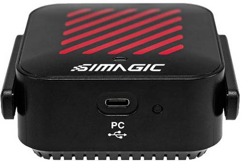 Appareil SIMAGIC noir avec des rayures diagonales rouges sur le dessus, port USB-C frontal et étiquette 'PC' avec icône USB.