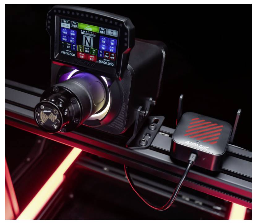 Gros plan d'une caméra montée sur un système motorisé avec un moniteur affichant les commandes, installée sur un slider motorisé ou un gimbal, avec une boîte de commande filaire « SIRAGIC » attachée.