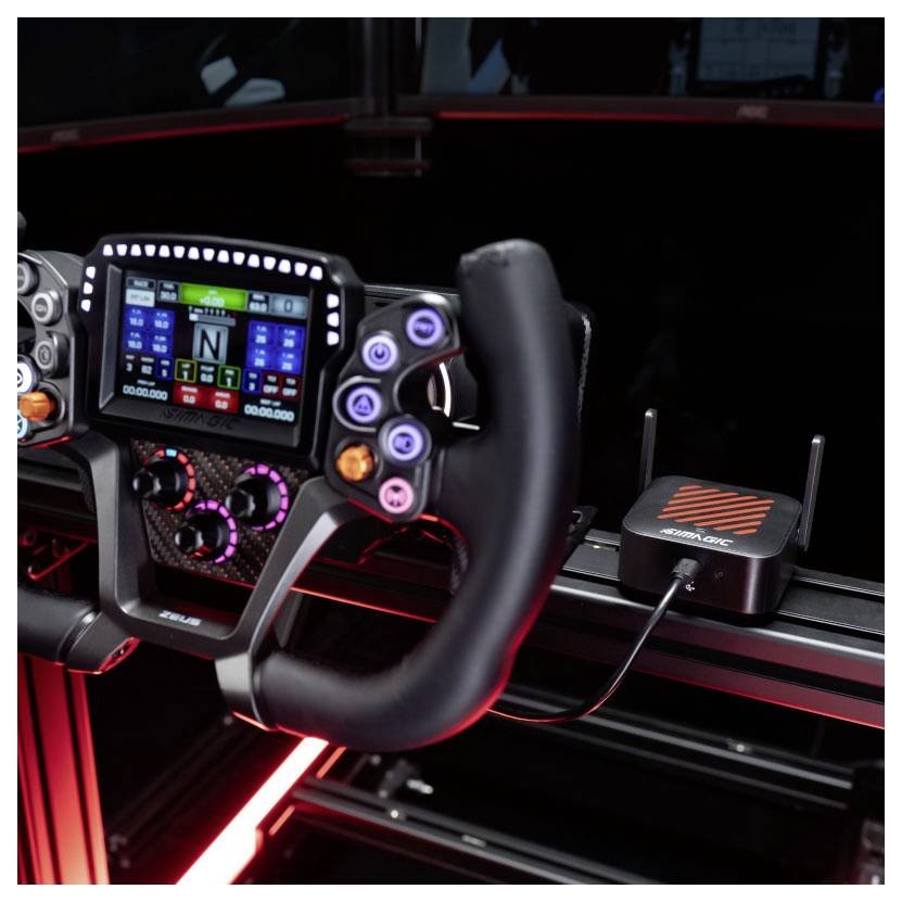 Cockpit de simulateur de course avec volant de direction, tableau de bord numérique et boutons de commande montés sur un cadre de siège avec éclairage d'accent rouge.
