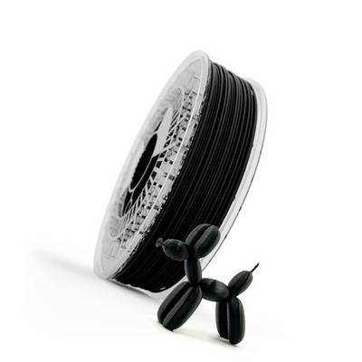 Une bobine de filament d'imprimante 3D noir avec une petite figurine de chien imprimée en noir devant sur un fond blanc.