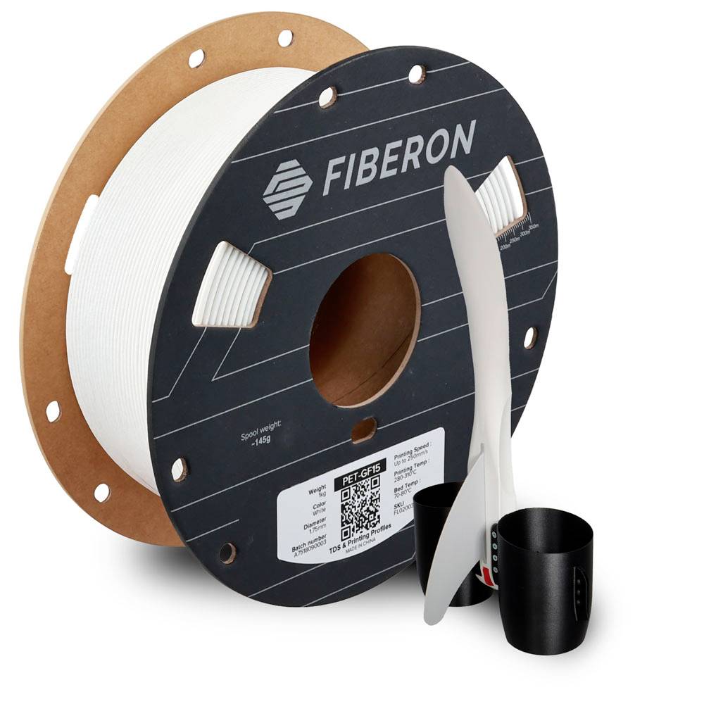 Bobine de filament Fiberon avec matériau d'impression 3D blanc, deux pièces d'échantillon imprimées et une étiquette de produit sur la bobine.