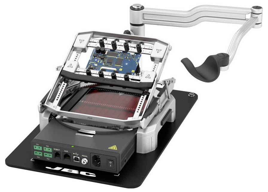 Machine de placement à vide de bureau chargeant une carte de circuit bleu, avec un bras à vide articulé au-dessus de la zone de travail.