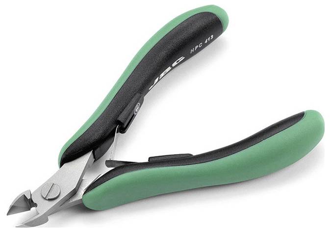 Gros plan de pinces coupantes diagonales vert et noir avec des mâchoires métalliques, présenté sur un fond blanc.