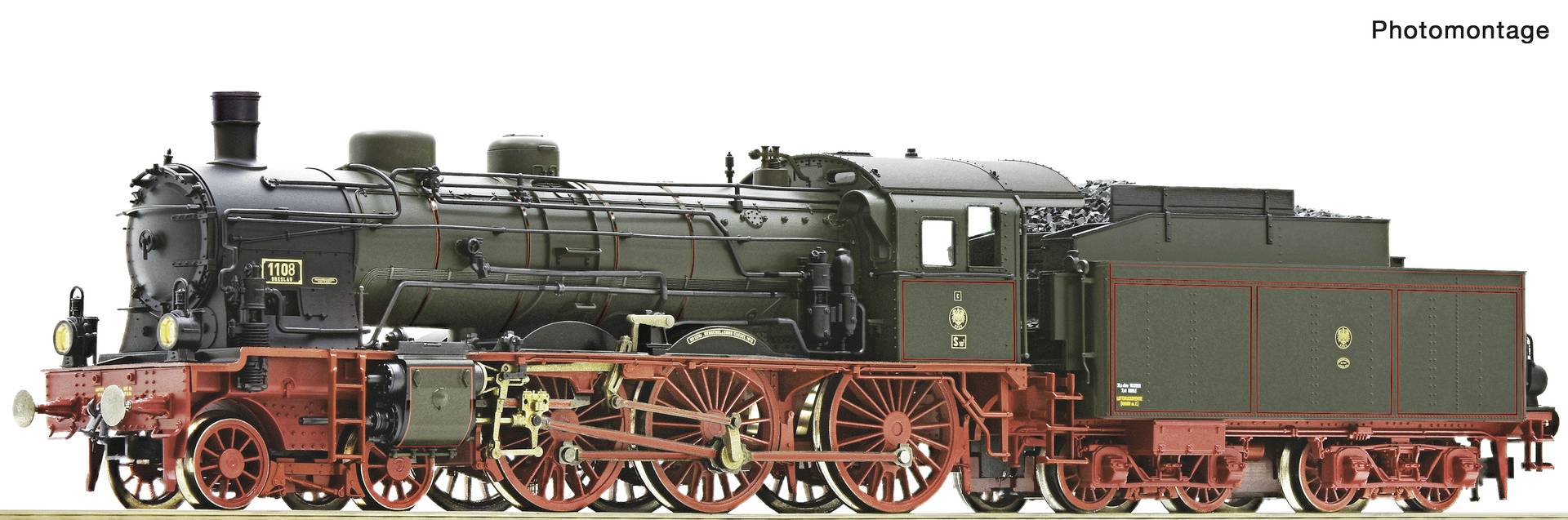 Vue latérale d'une locomotive à vapeur vintage avec un corps vert foncé et des roues rouges, présentée sur un fond blanc.