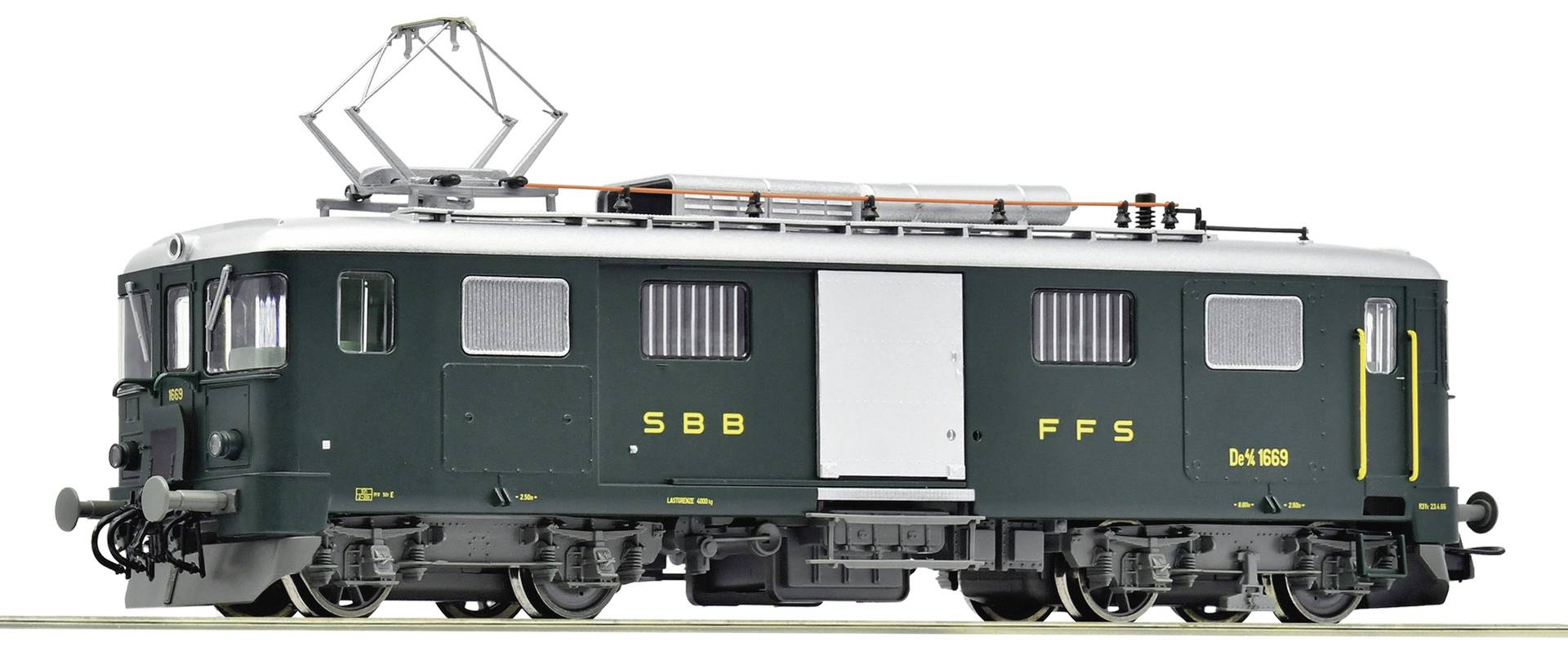 Vue latérale d'une locomotive électrique SBB FFS vert foncé, avec pantographe relevé et marquages jaunes, isolée sur fond blanc.