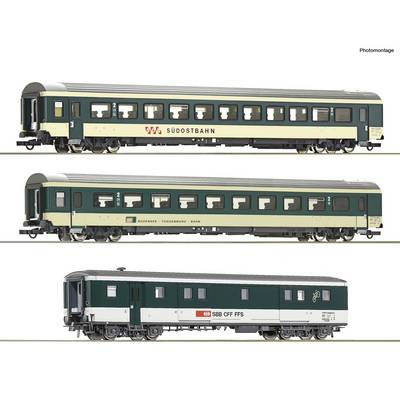Trois voitures de train miniature pour modélisme ferroviaire présentées en vue de profil, deux voitures SÜDOSTBAHN crème et vert au-dessus d'une voiture SBB CFF FFS vert et blanc en dessous.