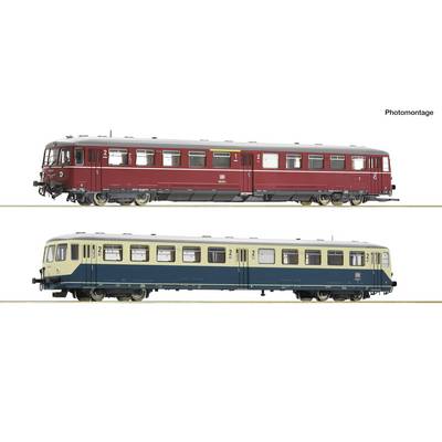 Photomontage de deux wagons ferroviaires vintage sur fond blanc : une voiture rouge au-dessus et une voiture crème et bleu en dessous, toutes deux présentées en vue de profil.