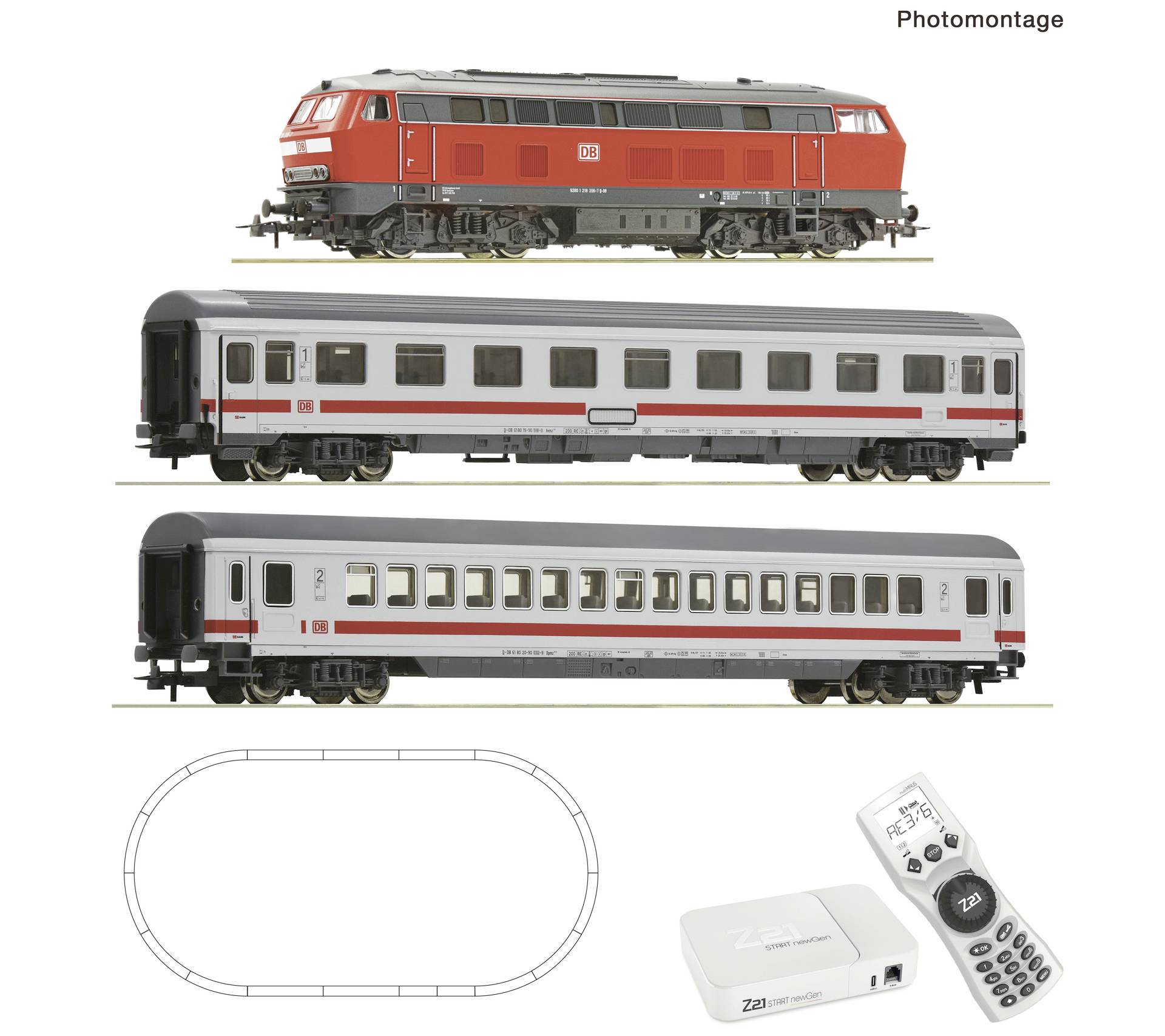 Photomontage de trois voitures de train miniature et locomotives, avec un schéma de voie ovale simple et une télécommande à côté d'un appareil blanc.