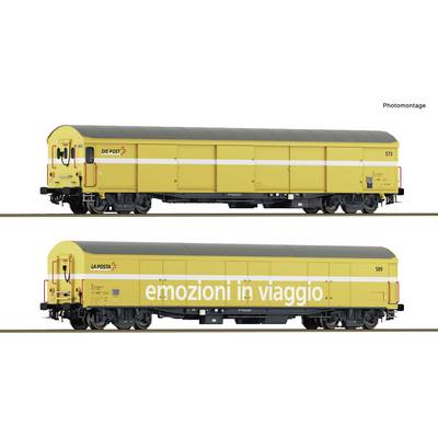 Des wagons de fret postal jaunes côte à côte ; le wagon inférieur porte un grand texte blanc « emozioni in viaggio ».