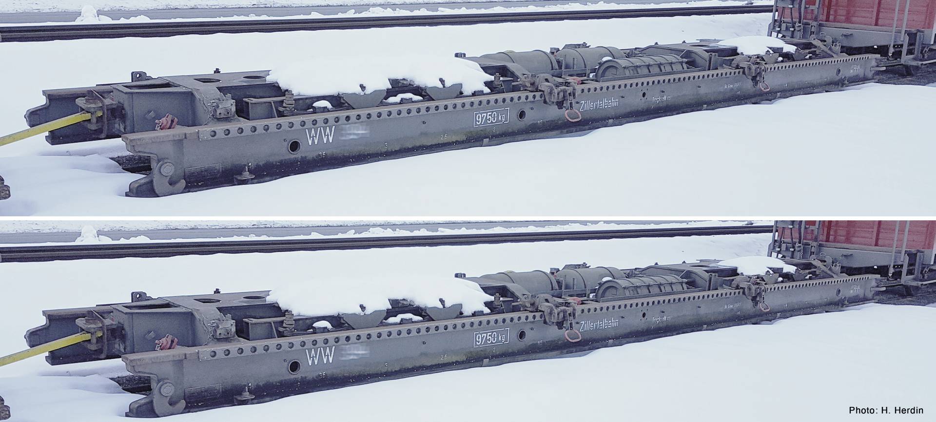 Deux photos de profil d'un modèle réduit de sous-marin gris sur la neige près de rails de chemin de fer, montrant un wagon ferroviaire rouge au bord droit.