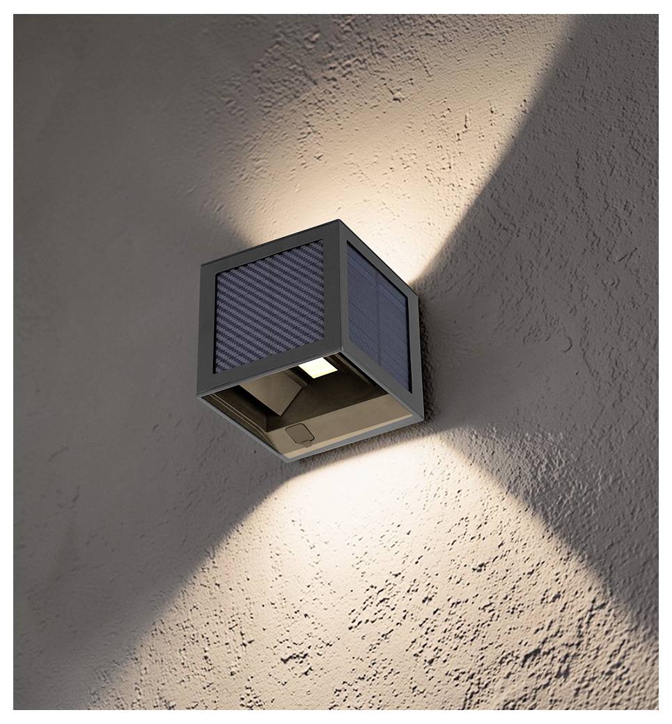 Applique murale extérieure diffusant une lumière chaude vers le haut et vers le bas sur un mur en stuc texturé.