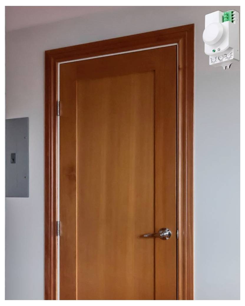 Porte intérieure en bois fermée avec un capteur de mouvement monté près du coin supérieur droit du mur.