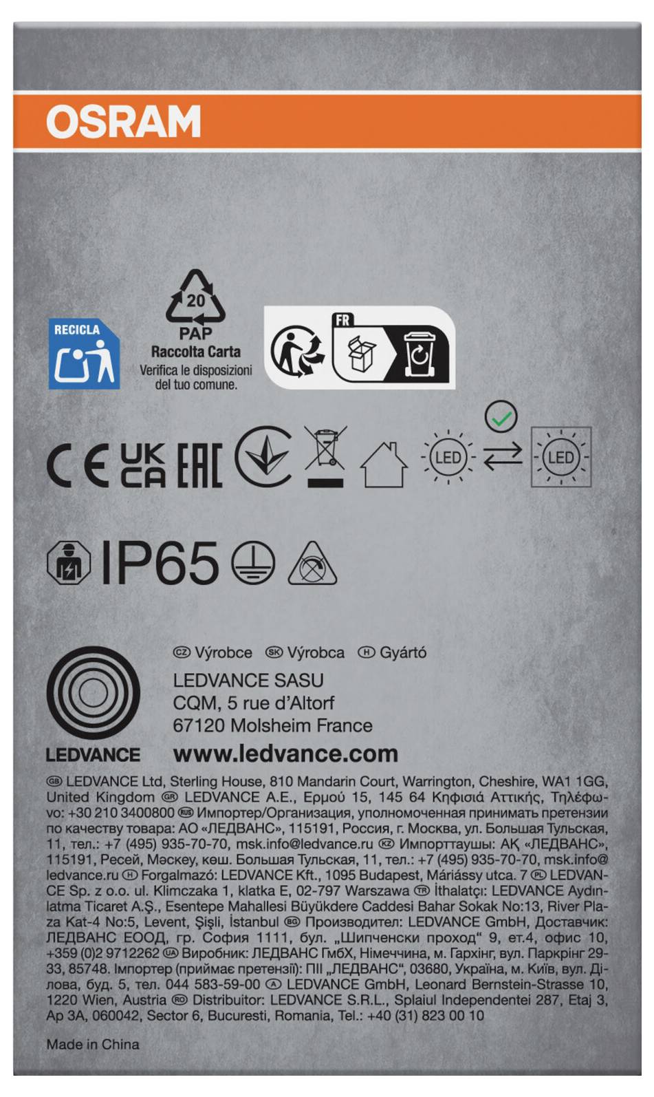 Emballage de lampe OSRAM LEDVANCE étiqueté 'IP65' avec symboles de recyclage, CE, UKCA et autres symboles de conformité, ainsi que les détails du produit et du fabricant.