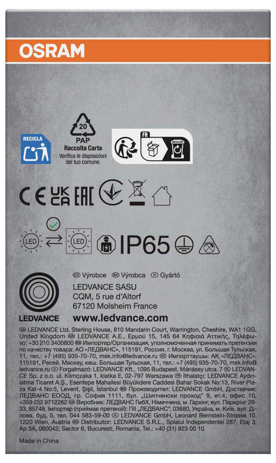 Panneau arrière de l'emballage OSRAM LEDVANCE montrant les symboles de recyclage, de conformité et d'élimination, le nom du produit, l'indice IP65, les coordonnées de l'entreprise et les informations de sécurité multilingues.