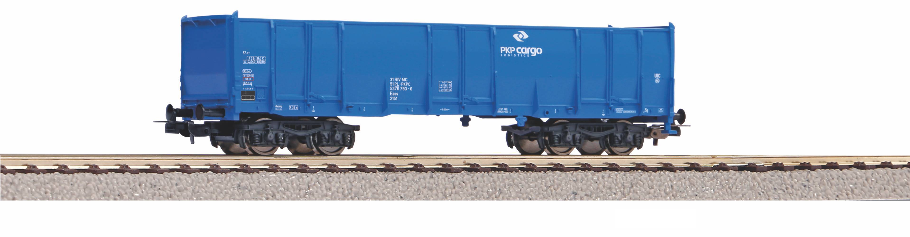 Wagon de fret bleu sur rail, vue de côté sur fond blanc.