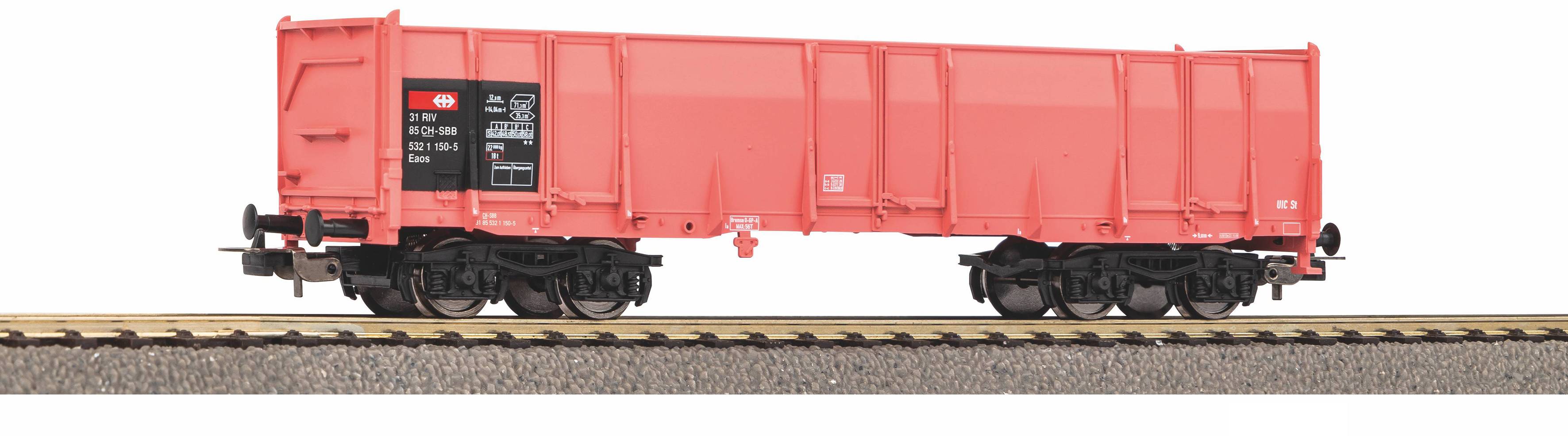 Wagon de marchandises rouge sur les rails, vue de côté sur fond blanc.