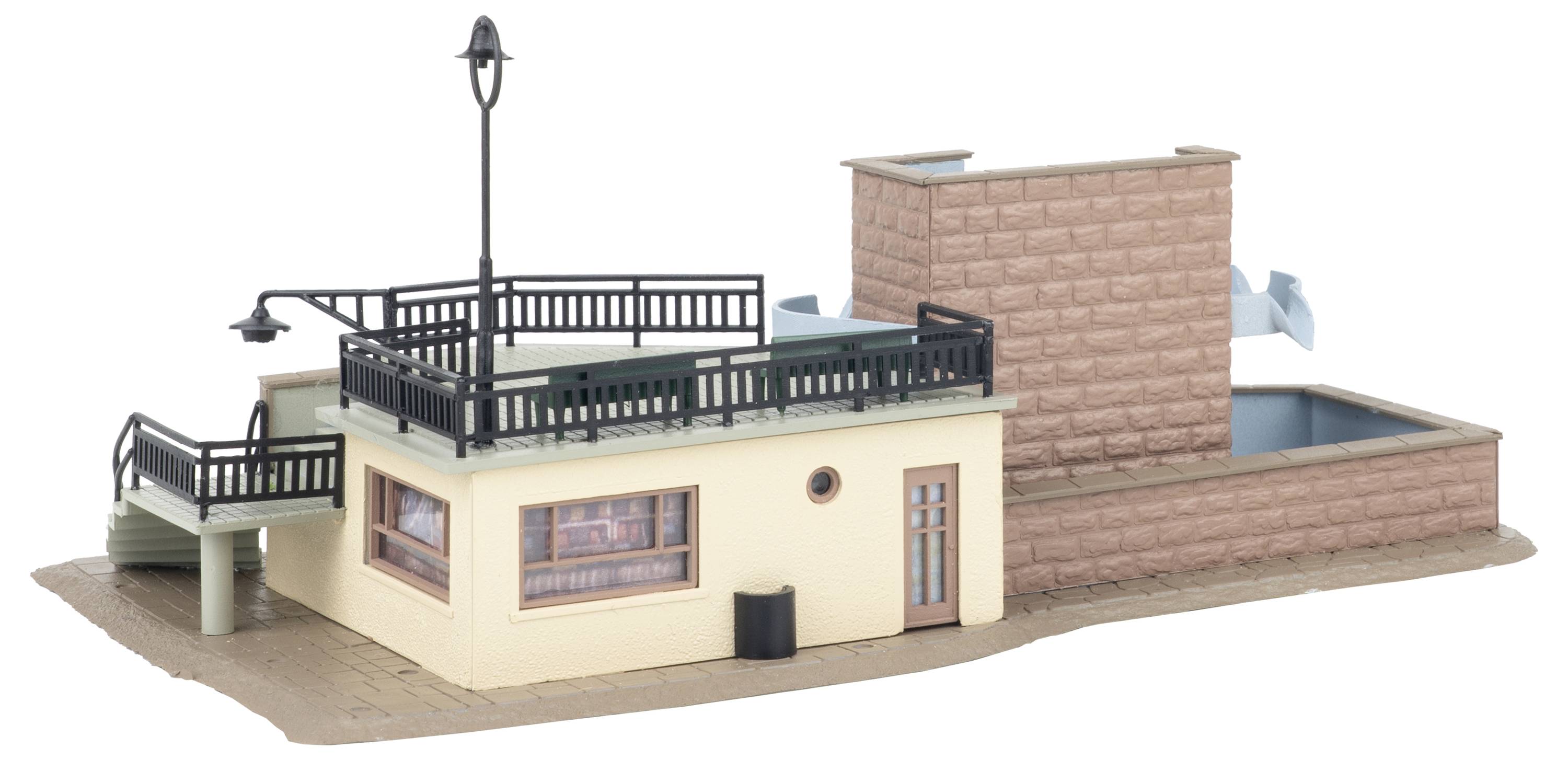 Rendu 3D d'un bâtiment de faible hauteur avec une terrasse sur le toit, des garde-corps, des lampadaires et une structure de réservoir d'eau en brique derrière.