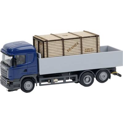 Camion benne bleu transportant des caisses en bois empilées sur son plateau de chargement