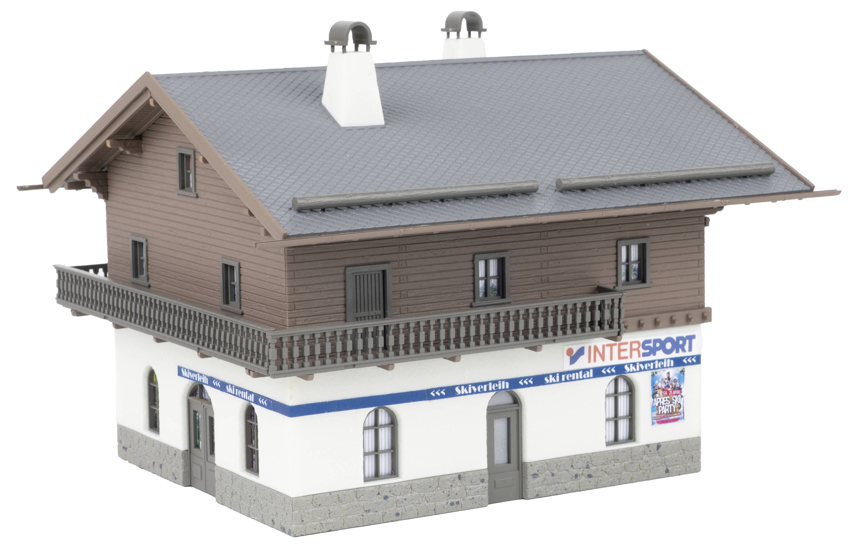 Modèle d'un bâtiment de style chalet à deux étages avec une façade supérieure marron, un niveau inférieur blanc, un toit gris et une signalisation de magasin INTERSPORT.