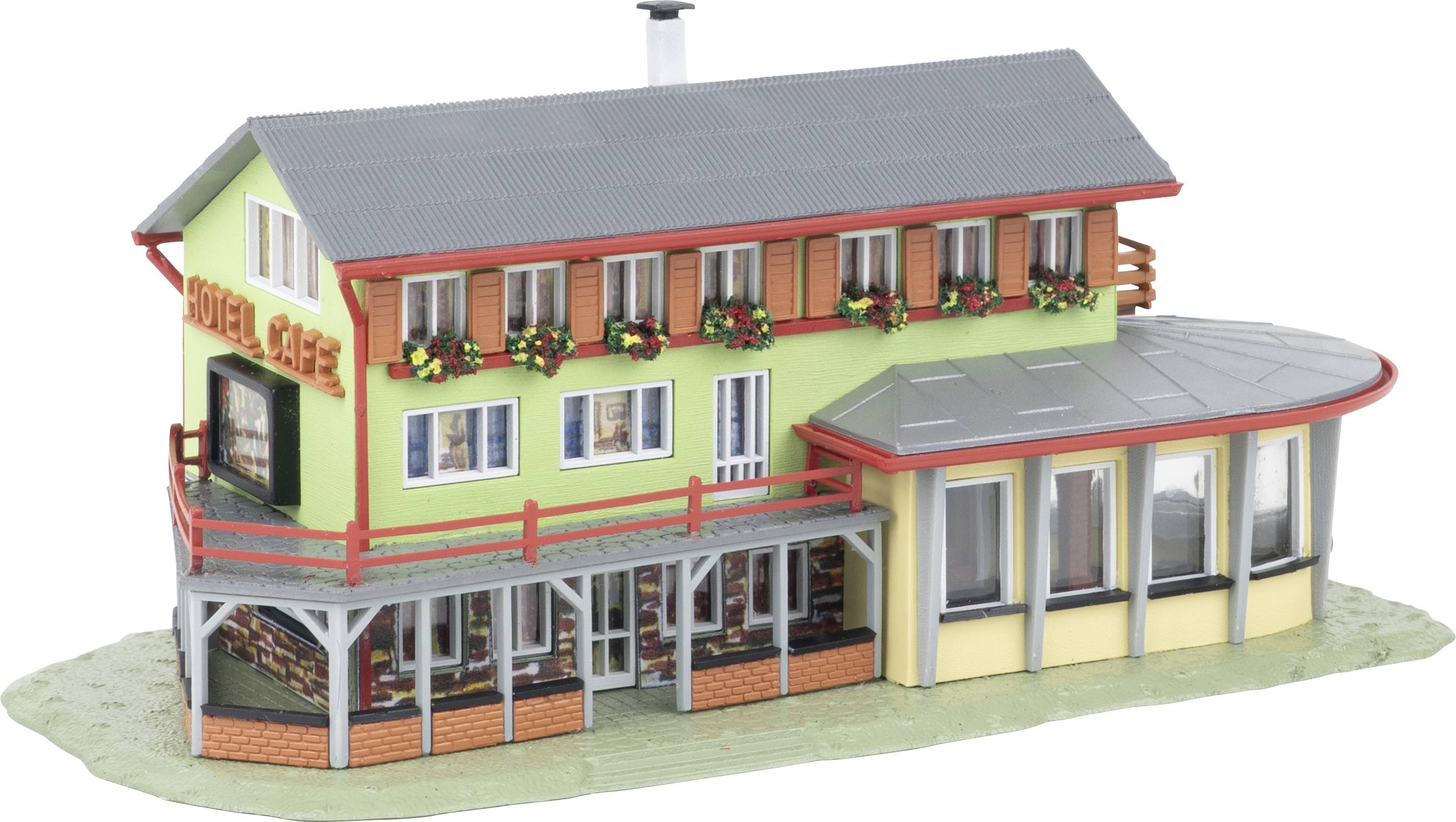 Modèle d'un bâtiment hôtelier à deux étages avec murs verts, garnitures rouges, jardinières et une extension à façade de verre incurvée.