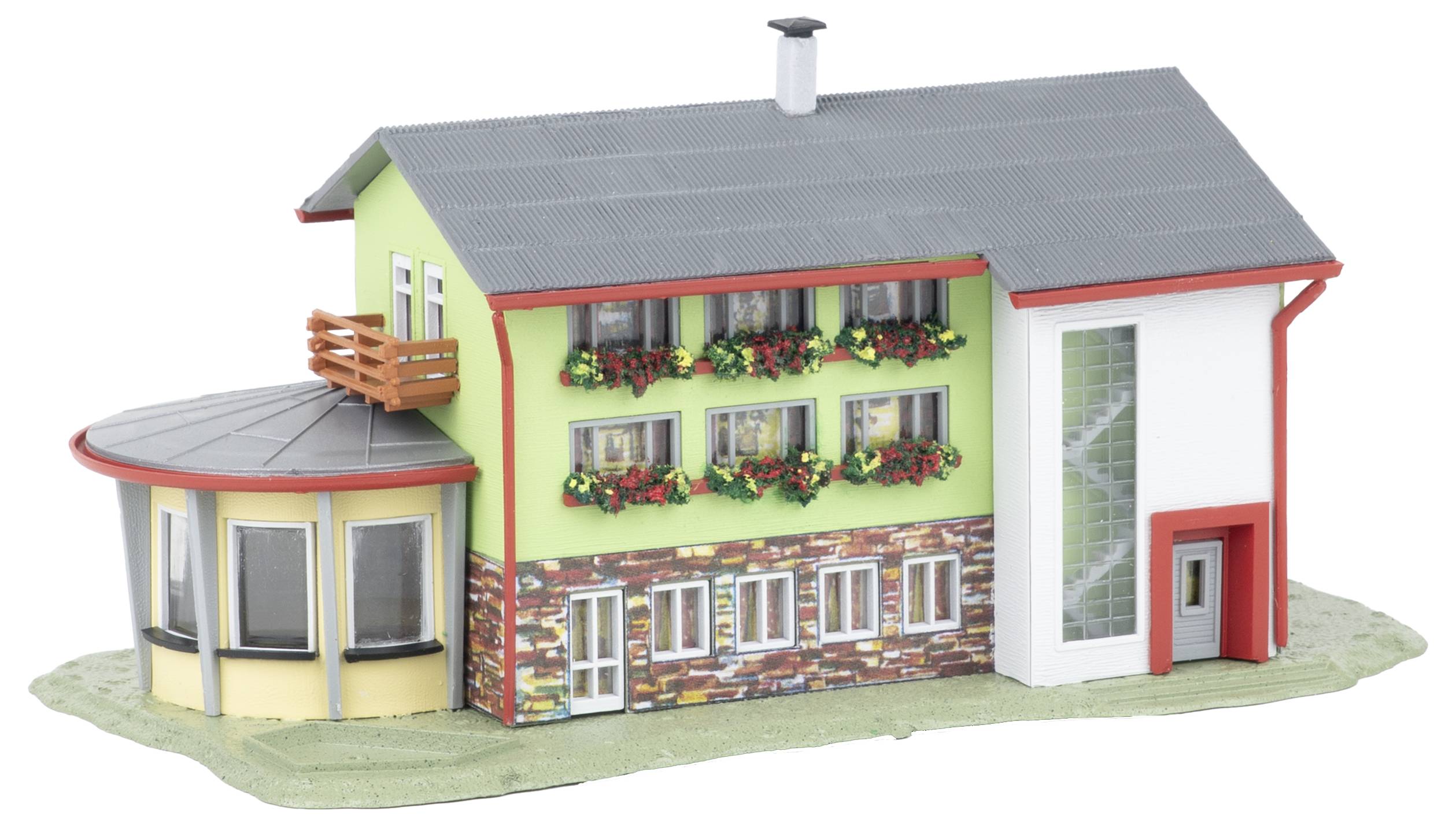 Maquette d'une maison avec des murs verts et blancs, un toit gris, un porche latéral arrondi et des jardinières sur un fond blanc.