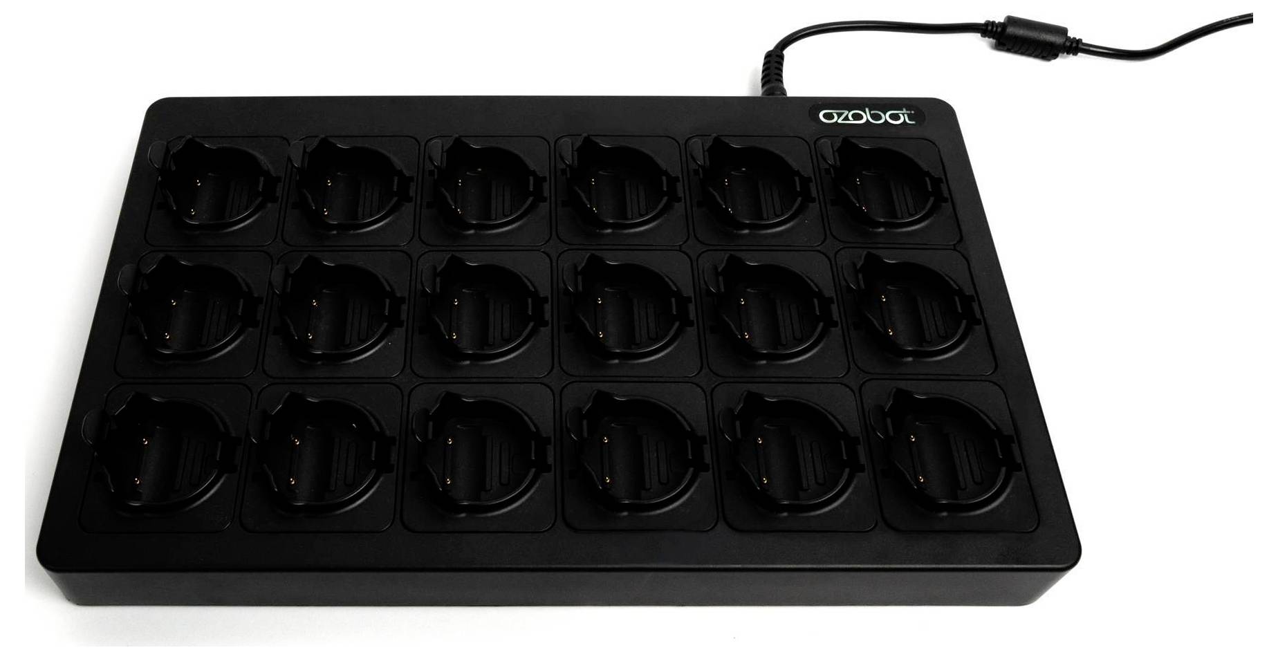 Socle de chargement multi-appareils noir avec 15 fentes circulaires et un câble d'alimentation connecté en haut à droite.
