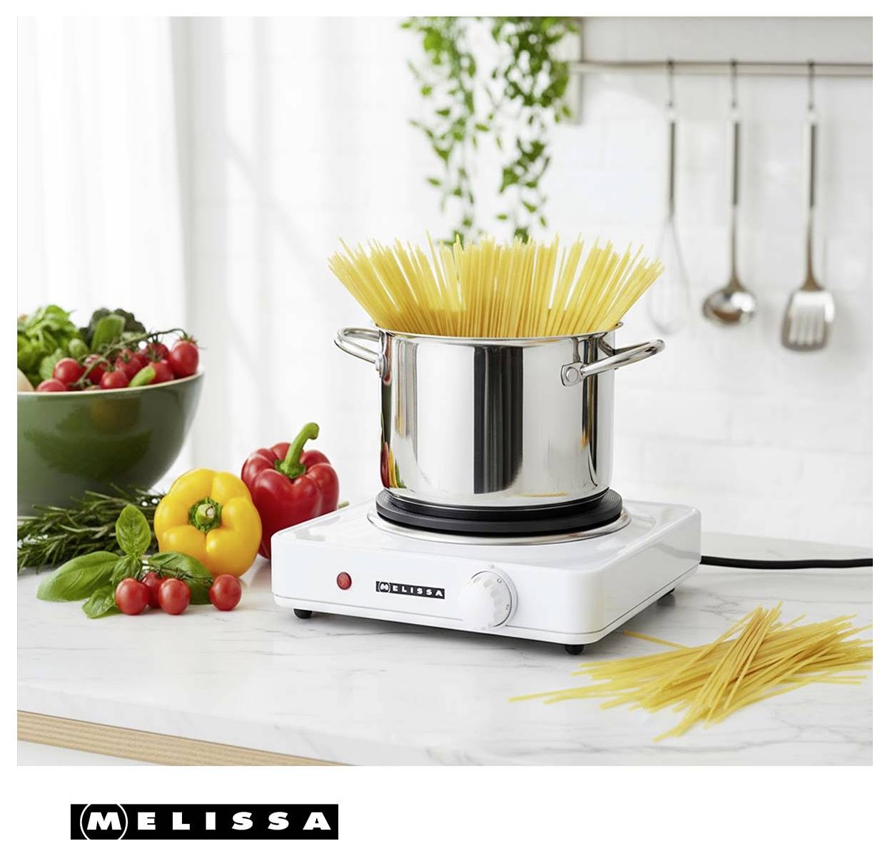 Pot en acier inoxydable contenant des spaghettis crus sur une plaque chauffante électrique blanche dans une cuisine lumineuse, avec des tomates, des poivrons, du basilic et un logo « MELISSA ».