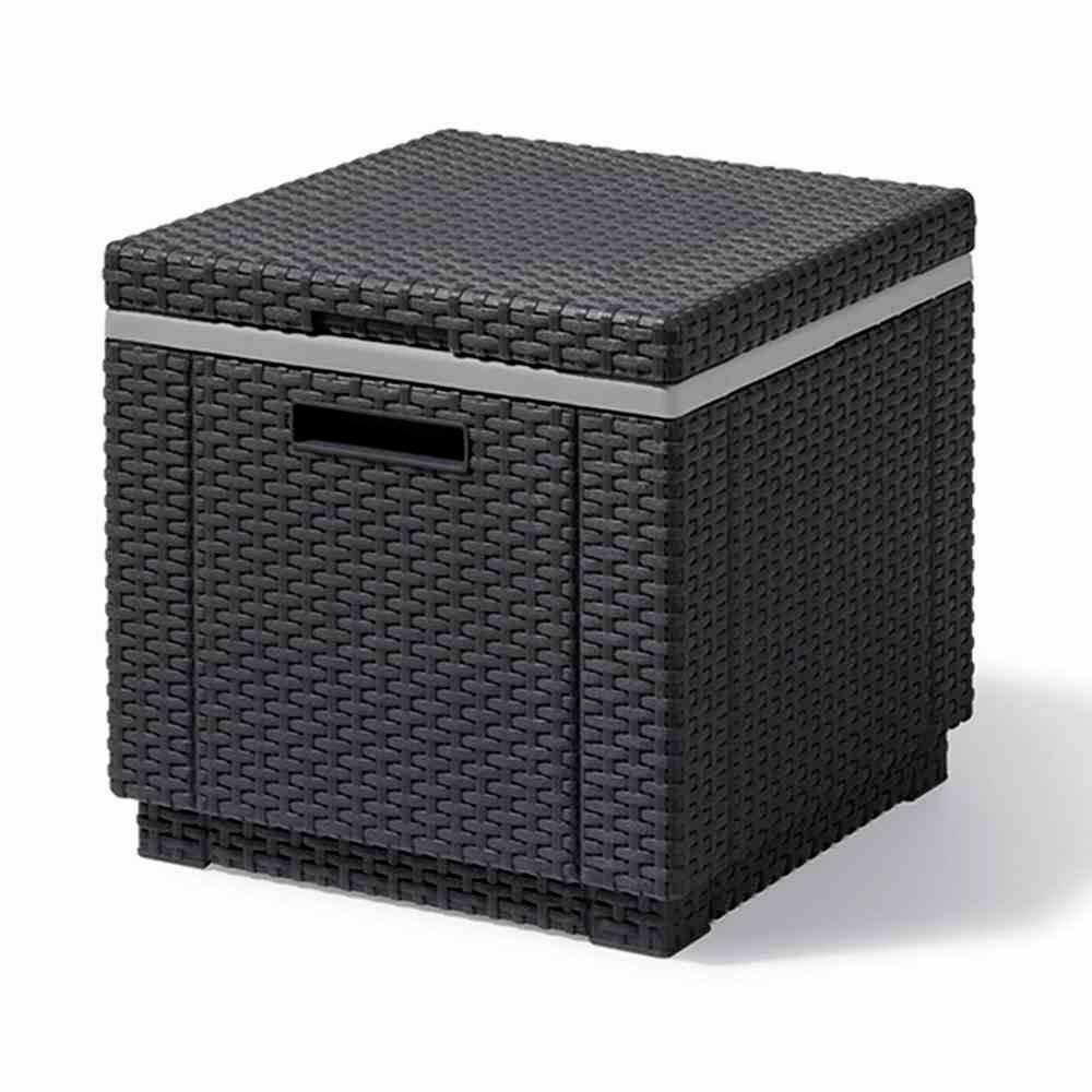 Cube de rangement extérieur tressé noir avec couvercle à charnière et découpe de poignée avant sur fond blanc.