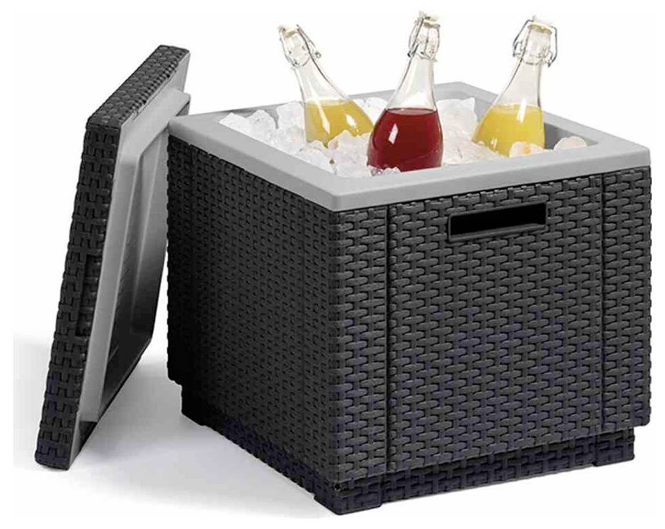 Glacière noire tressée ouverte avec couvercle appuyé contre elle, remplie de glaçons et de trois boissons en bouteille.