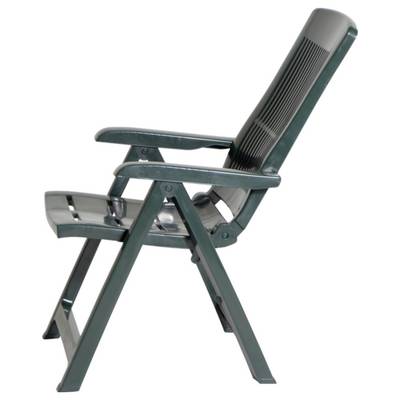 Une chaise de patio pliante vert foncé avec accoudoirs et siège et dossier à lattes, présentée en vue latérale sur fond blanc.