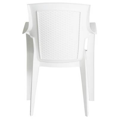 Fauteuil en plastique blanc vu de face sur un fond uni, avec un dossier perforé et un siège à lattes