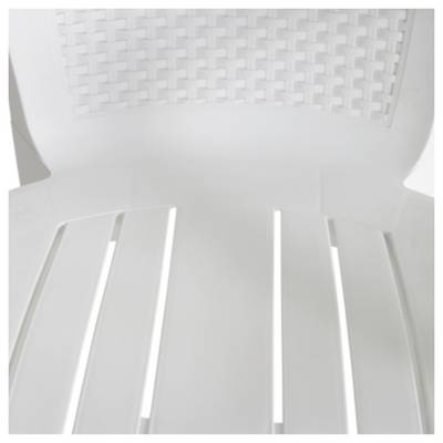 Gros plan d'un dossier et d'un siège de chaise en plastique blanc avec des aérations à lames et un détail de treillis tissé.