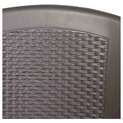 Gros plan du dossier d'une chaise en plastique tissé gris avec un cadre incurvé.