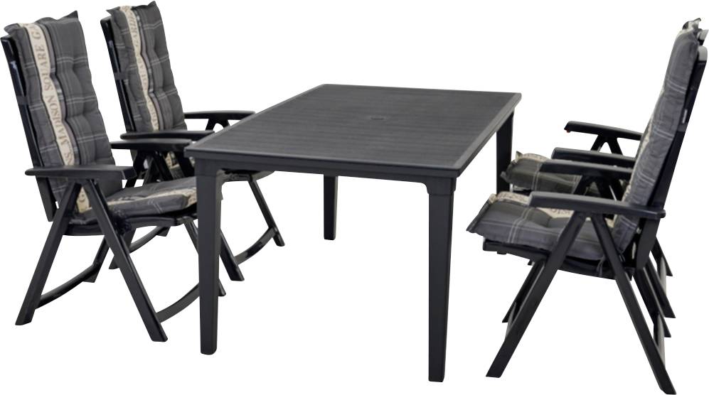 Quatre chaises noires pliantes avec des sièges rembourrés autour d'une table d'extérieur carrée noire sur un fond blanc.