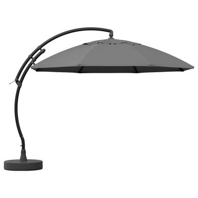 Parasol de patio en porte-à-faux noir avec un bras de support courbe et une base ronde lestée sur un fond blanc.