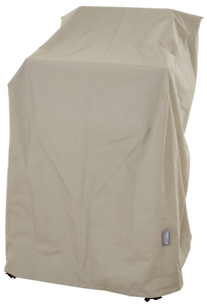 Housse de protection beige drapée sur une grande chaise d'extérieur ou un meuble de patio, dissimulant sa forme.