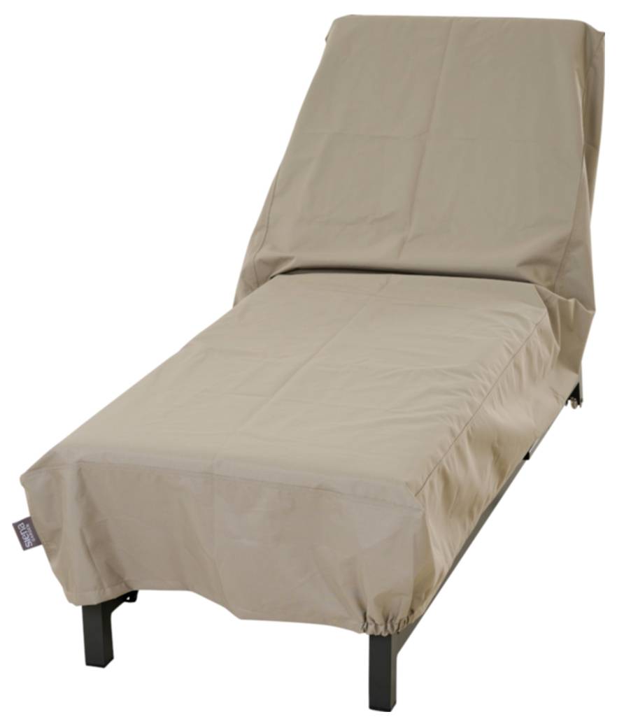 Housse ajustée beige sur une chaise longue ou méridienne sur fond blanc.
