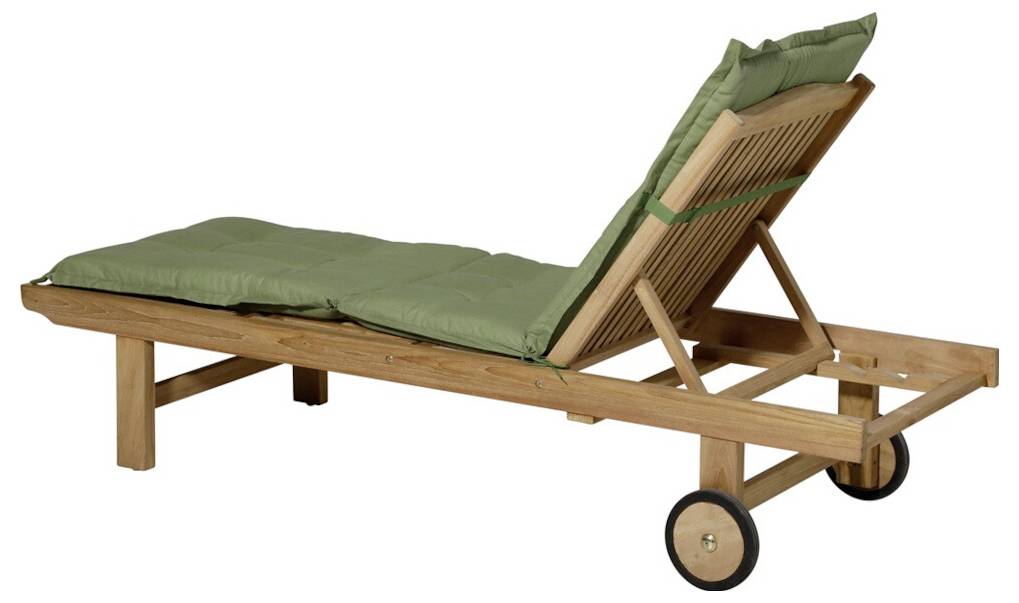 Méridienne en bois avec coussin vert et dossier ajustable sur roulettes.