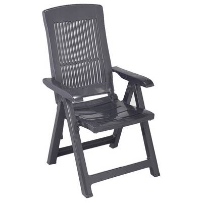 Chaise de patio extérieure en plastique noir avec accoudoirs et dossier et assise à lames, présentée sur un fond blanc.