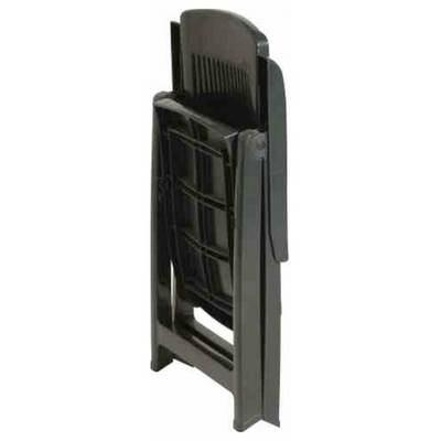 Une chaise pliante noire ou un tabouret montré replié verticalement, avec l'assise et les pieds imbriqués ensemble pour un rangement compact.