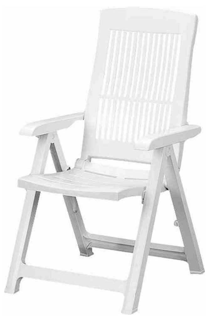 Chaise pliante en bois blanc avec dossier à lames et accoudoirs, présentée sur un fond uni.