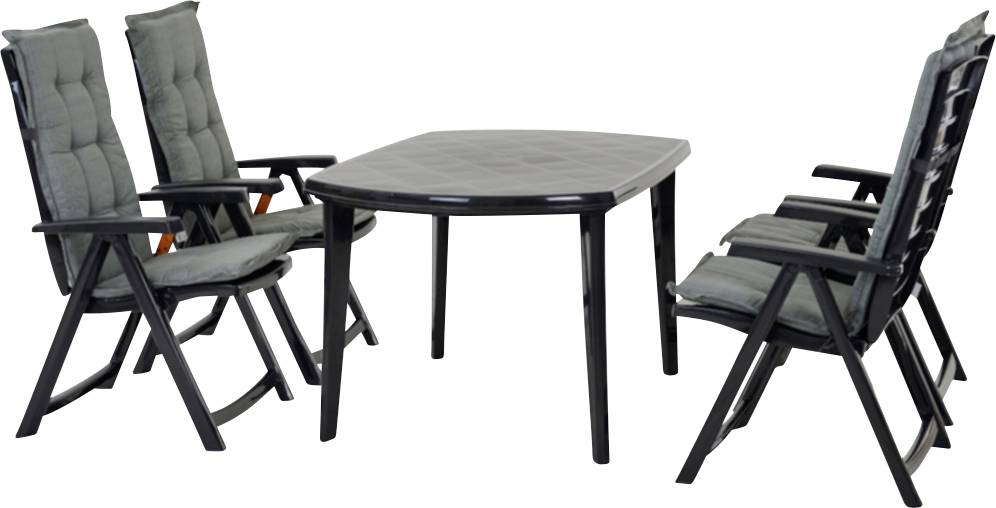 Table de salle à manger de patio noire avec six chaises pliantes gris clair avec coussin disposées autour sur un fond blanc.